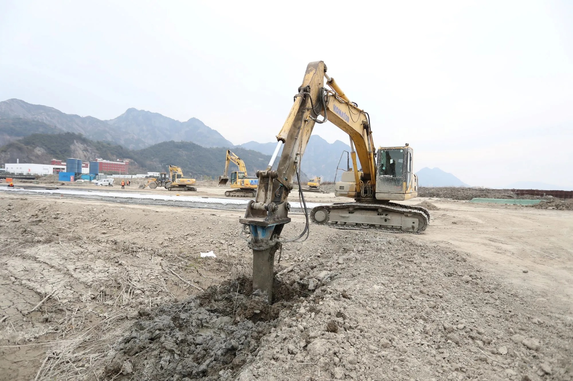 Sludge treatment has long been a challenge in construction projects. Traditional methods often require transporting sludge off-site for disposal, which is not only costly but also poses a risk of secondary environmental pollution. In recent years, in-situ soft soil solidification technology, as an innovative solution, has been increasingly applied in various engineering fields. This technology involves adding solidification materials to sludge, enabling it to harden in place. As a result, it achieves zero off-site transportation of waste soil, reduces costs, and protects the environment.