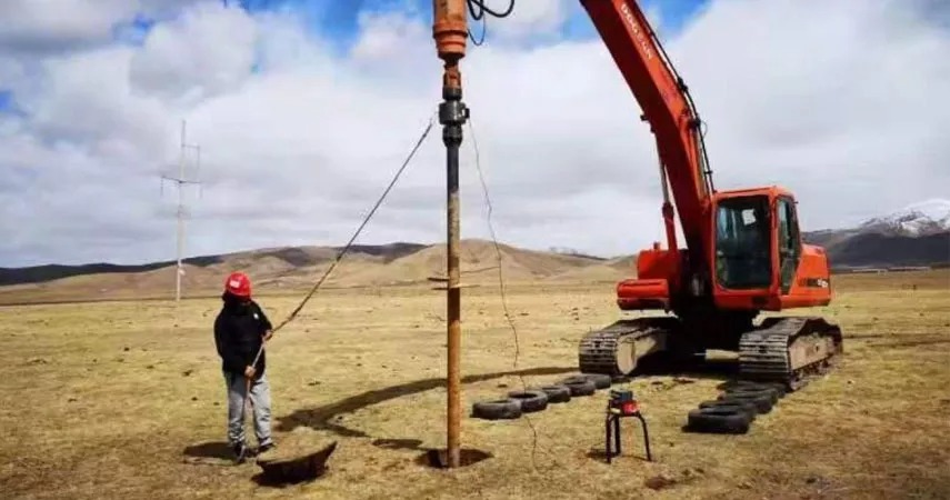 As a fast drilling tool, auger is widely used in drilling operations, such as small building pile foundation hole, tree planting hole, electric pole hole, solar panel column hole and so on. Due to its excellent material and strong driving force brought by hydraulic drive, it can work on the site of ...... ——Drilling master - Auger