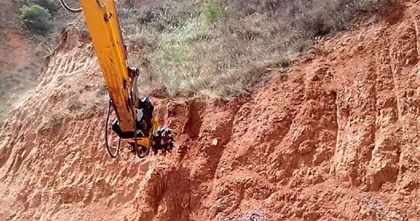 On December 25, 2015, in mudstone, Jingmen, Hubei Province, an af-30rw drum cutter was installed on a 330 excavator for milling mudstone. The rock is very soft and capricious. It can't be dug with an ordinary bucket, and the effect of using a crushing hammer is not very good. It can only make round ......——Example of Mudstone and Sandstone Milling by Drum Cutter