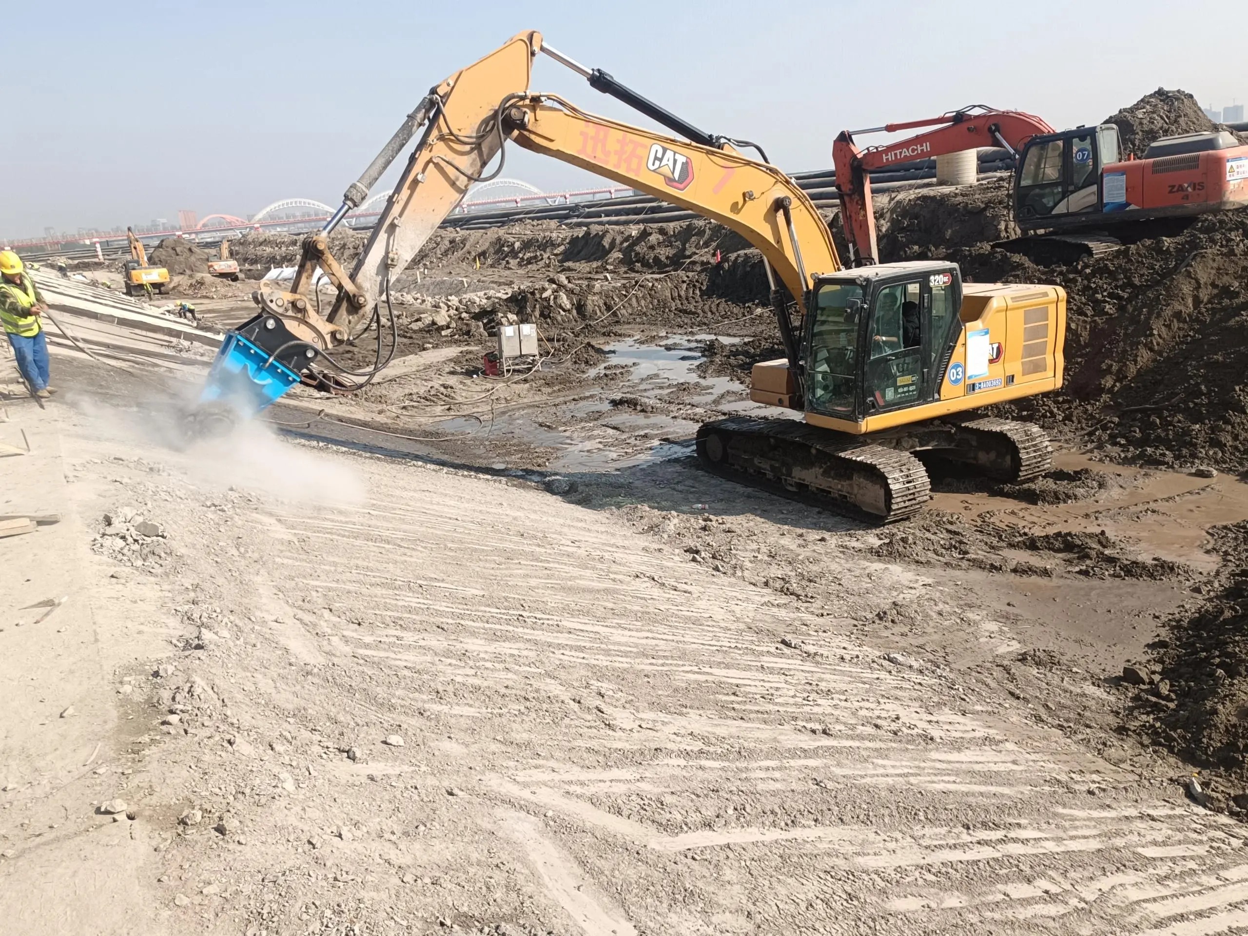 In coal mining and tunneling projects, traditional construction methods often have problems such as high dust, high noise and safety hazards. How to improve construction efficiency, reduce construction costs and ensure construction safety has become the focus of the industry. In recent years, milling and excavation machines have gradually become an ideal choice for coal mine tunneling with their high efficiency, safety and environmental protection, helping mining companies stand out in the fierce market competition.