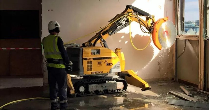 With the accelerated development of society, the demolition of old buildings is common. How to dismantle buildings efficiently and how to deal with the construction waste after demolition are the two major problems faced by the construction team. Now, these two problems are solved by the hands of Yi...... ——Focus on The Demolition Site and See The Yichen Equipment Show Their Skills