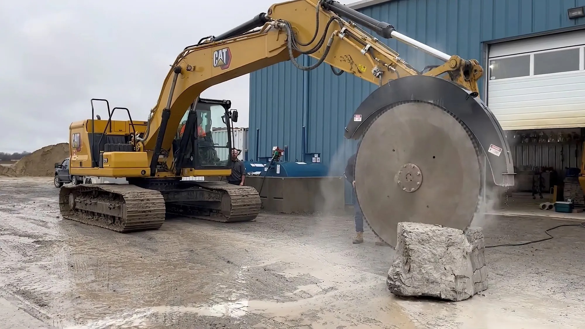 In Canada's vast and fertile land, there are countless miracles of the interweaving of nature and industry. In one of the most remote and busy stone quarries, a spectacular display of strength and technology is taking place: a giant rock saw is cutting hard limestone, and every movement of the saw seems to be moving towards the sky. Nature displays the fruits of human wisdom.